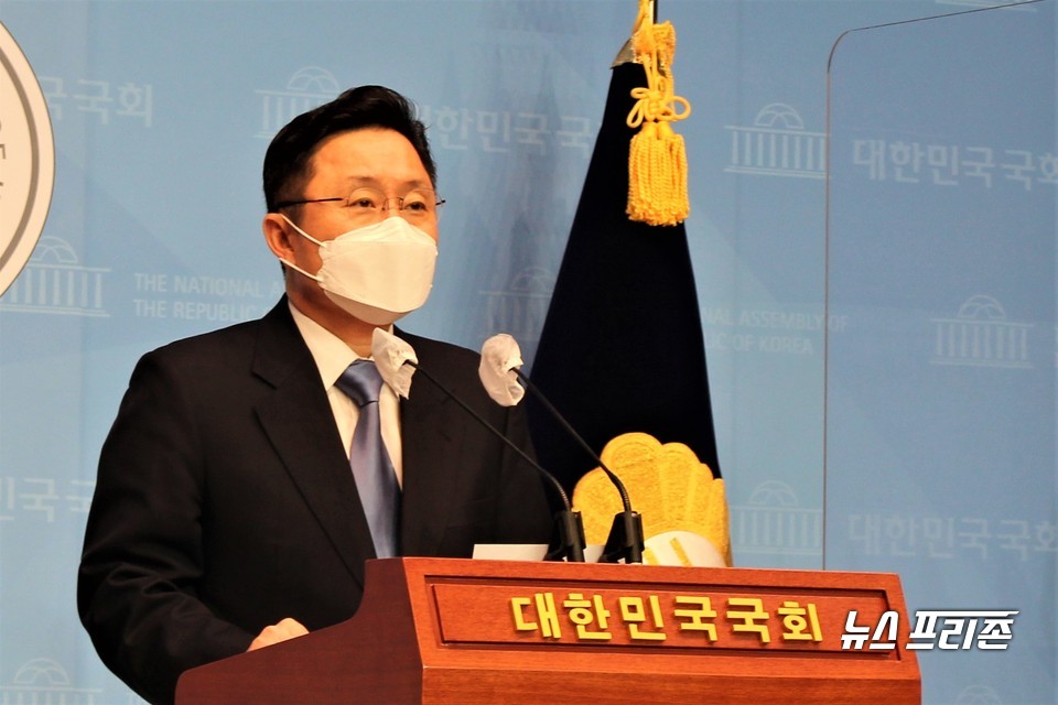 최인호 더불어민주당 수석대변인이 22일 오전 서울 여의도 국회 소통관에서 브리핑을 하고 있다. Ⓒ김정현 기자