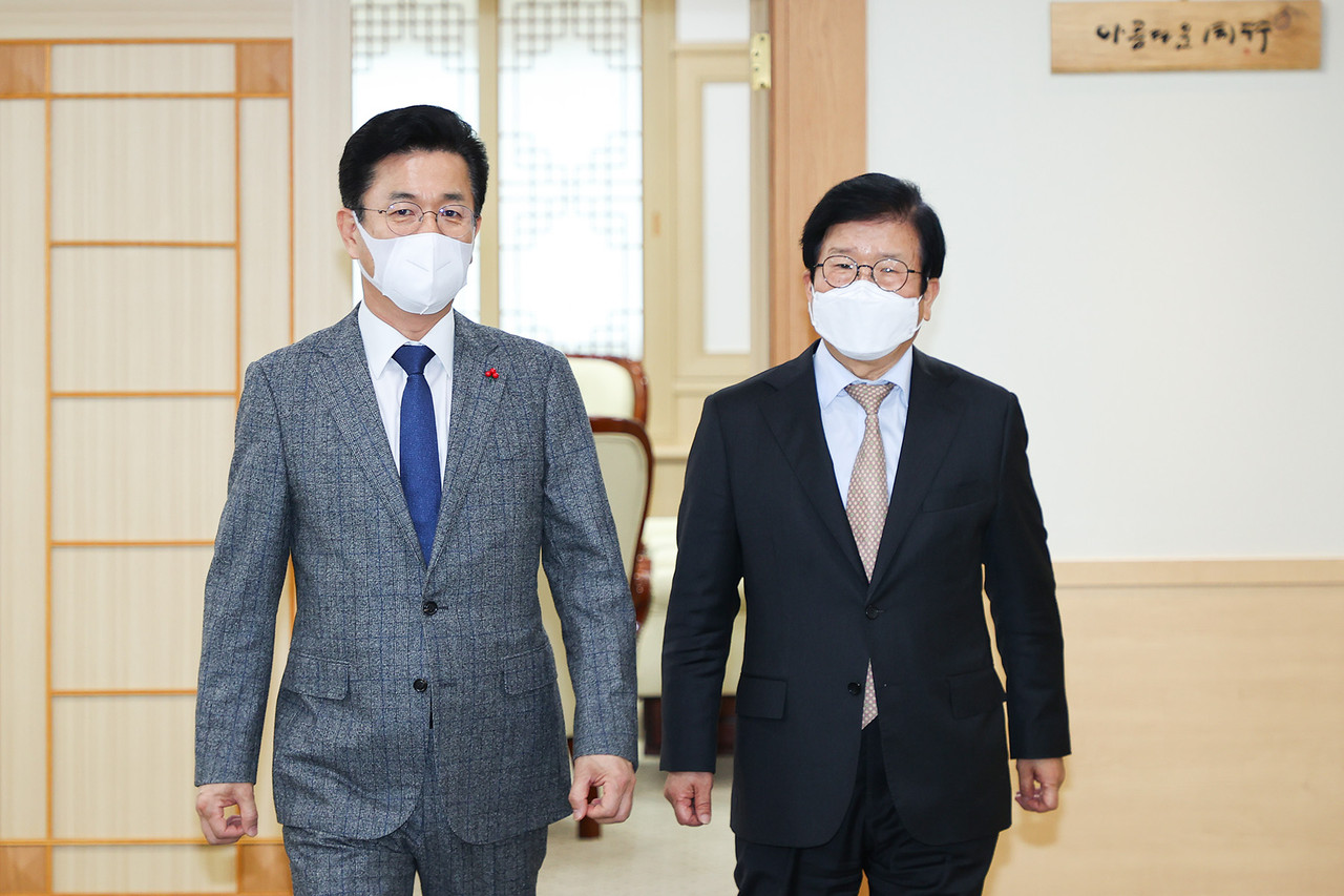 22일 오후 허태정 대전시장(왼쪽)과 대전을 방문한 박병석 국회의장(오른쪽)이 2021년 시정의 추진방향과 주요 현안에 대해 이야기를 나눈 후 회의실에서 함께 걸어 나오고 있다/ⓒ대전시