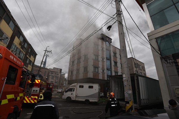 23일 오후 2시 52분쯤 대전시 중구 사정동 한 빌라 4층에서 불이 나 30분만에 진화됐다./ⓒ대전 서부소방서