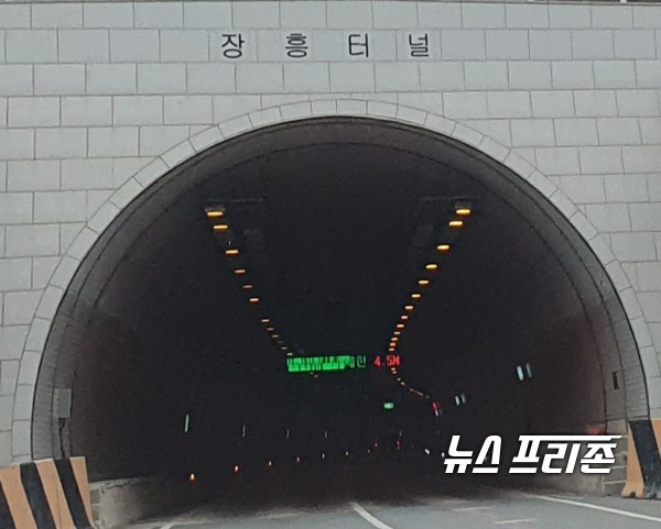 경기 양주시 장흥면 장흥터널 입구에서도 터널 내 설치된 고장난 전광판이 보이고 있다. 고상규 기자
