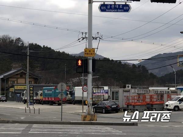 김해시는 농협 서김해주유소 인근 교차로에 보행자 작동 신호기를 설치해 운영한다고 밝혔다./김해시