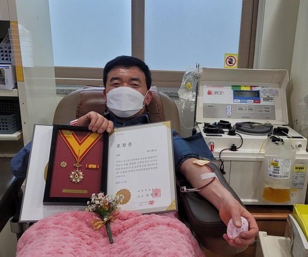 ▲최기영 광주북구의원이 28일 대한적십자사로부터 헌혈유공장 금장을 수여 받았다/ⓒ광주북구의회