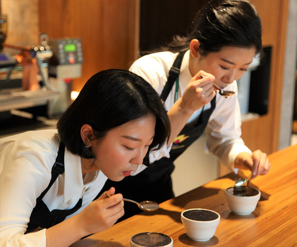 스타벅스 코리아 17대 커피대사 전주이(왼쪽), 김성은(오른쪽) 바리스타 / ⓒ스타벅스커피 코리아