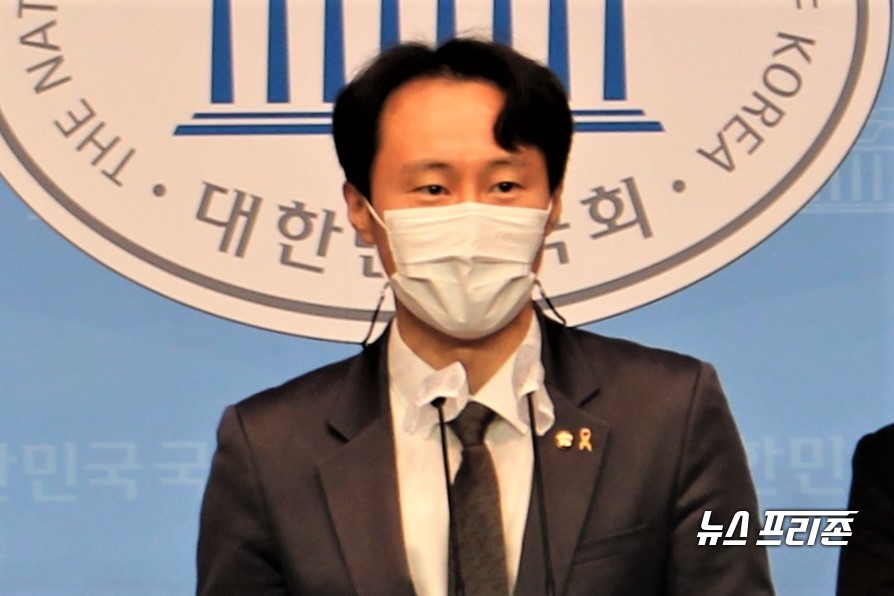 이탄희 더불어민주당 의원이 지난 22일 서울 여의도 국회 소통관에서 '사법농단 판사 탄행을 제안하는 기자회견을 하고 있다. Ⓒ김정현 기자
