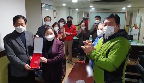 광주 북구의회 양일옥 의원이 초근 운암1동 벽산블루밍메가시티3단지 아파트 주민들로부터 감사패를  받고 있다.