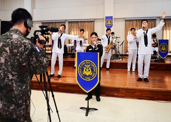 해군 제3함대사령부 3전단 최시헌 일병이 가족에게 보내는 ‘사랑의 음악편지’ 이벤트에서 해군군악대와 함께 부모님을 위한 노래를 부르고 있다.