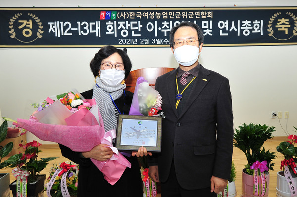 (사)한국여성농업인 군위군연합회 회장단 이.취임식 후 기념촬영을 하고있다./ⓒ군위군청