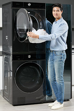 삼성전자 모델이 수원 삼성디지털시티에서 '뉴 그랑데 AI' 세탁기·건조기 신제품과 비스포크 에어드레서를 소개하고 있다. / ⓒ삼성전자