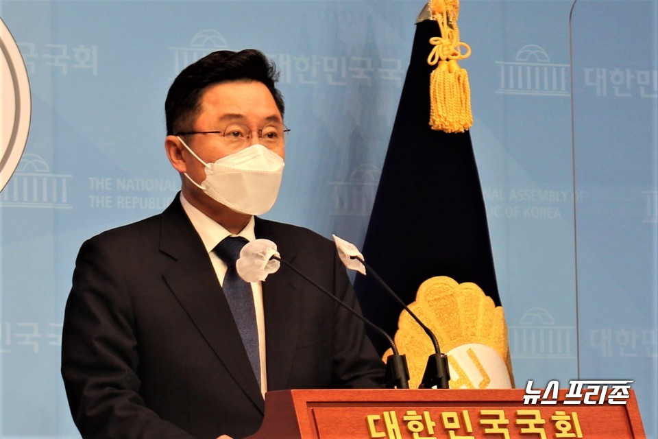 최인호 더불어민주당 수석대변인이 9일 서울 여의도 국회 소통관에서 현안브리핑을 하고 있다. Ⓒ김정현 기자