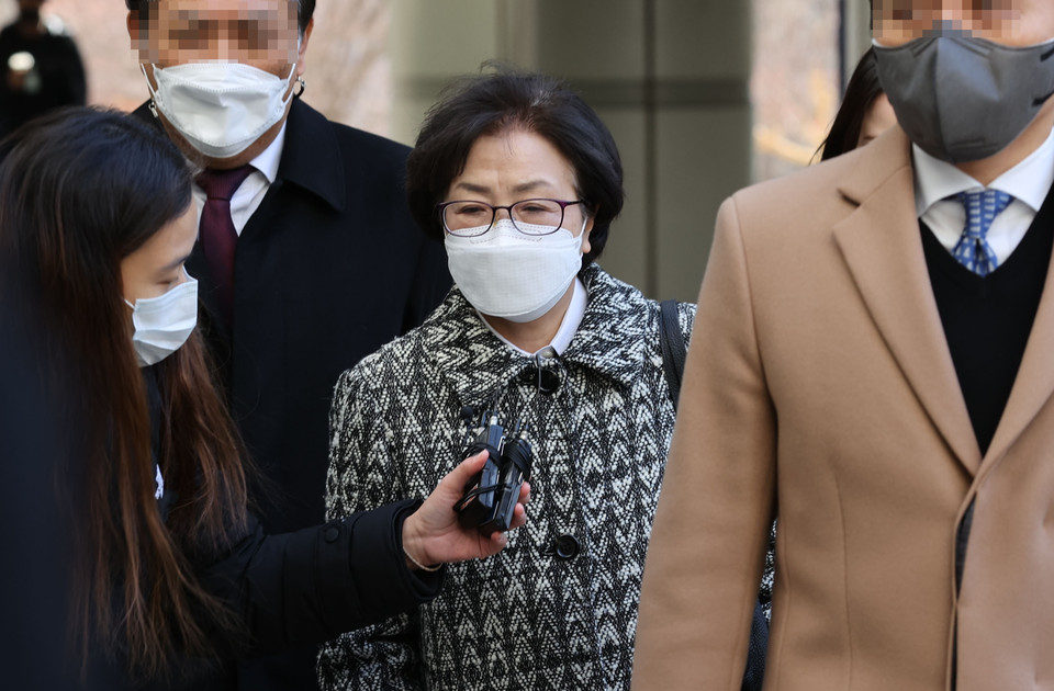 김은경 전 환경부 장관이 9일 오후 서울중앙지법에서 열린 재판에 참석하기 위해 법정으로 향하고  있다. 사진/연합