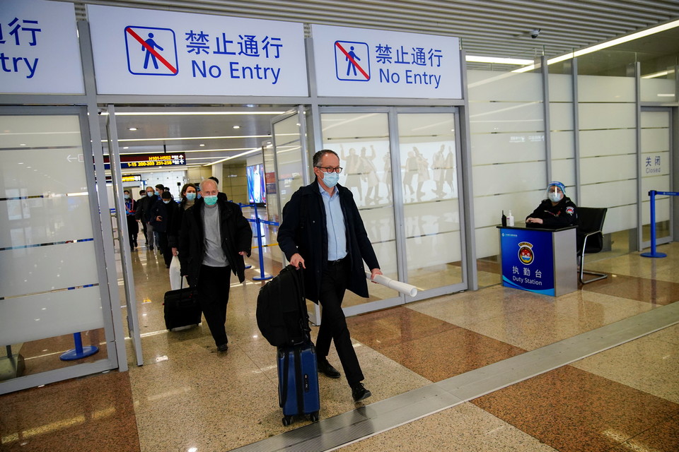 코로나19 기원 조사를 위한 중국 상하이 공항에 도착한 WHO 현장조사팀