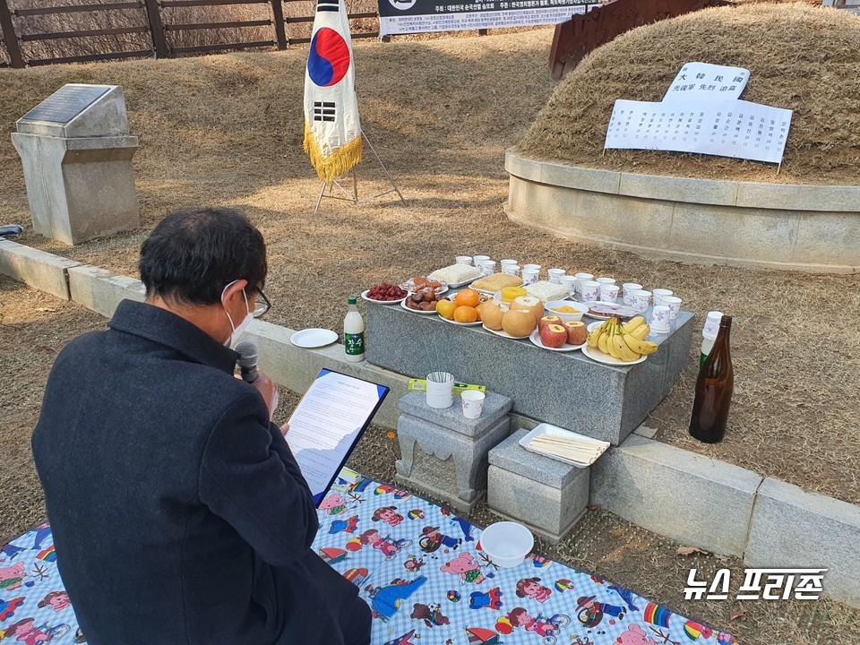 무후광복군 묘소에 추문을 읆는 송운학대표