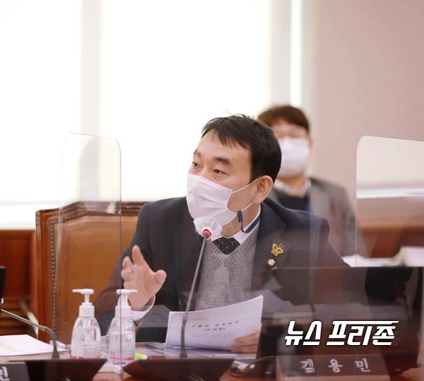 김용민 국회의원이 17일 열린 국회 법사위 전체 회의에서 법원행정처를 대상으로  질의를 하고 있다.ⓒ뉴스프리존