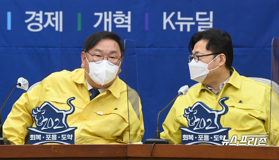 김태년 더불어민주당 원내대표와 홍익표 정책위의장이 18일 오전 서울 여의도 국회에서 열린 정책조정회의에서 대화하고 있다. Ⓒ연합뉴스