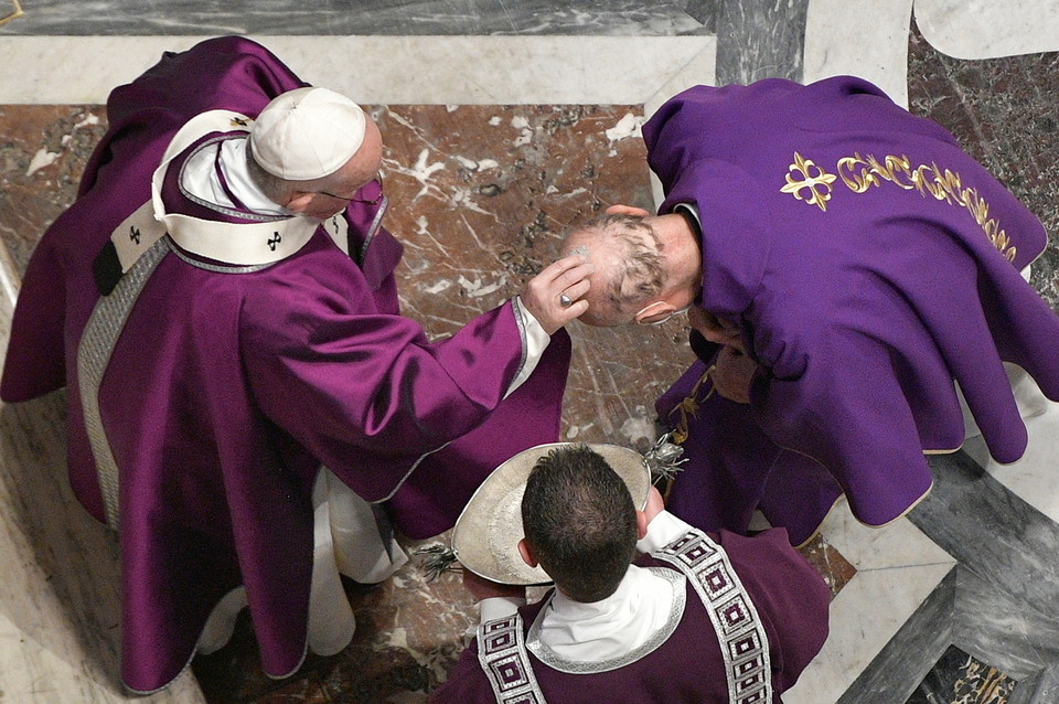 사진: '재의 수요일'인 17일(현지시간) 프란치스코 교황이 한 추기경의 머리에 재를 얹는 모습.