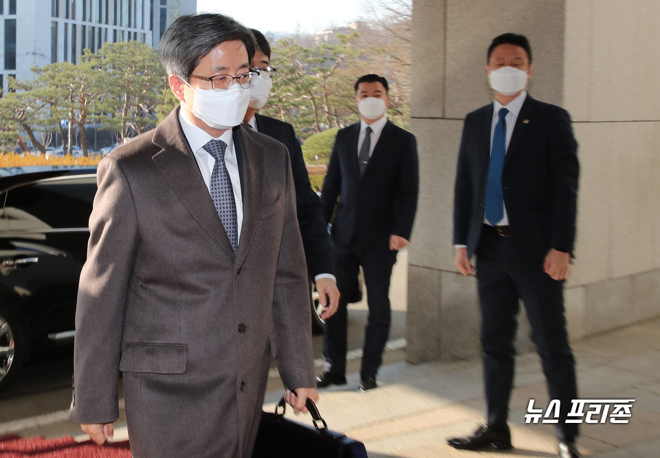 김명수 대법원장이 19일 오전 서울 서초구 대법원으로 출근하고 있다.©연합뉴스