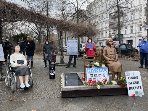 독일의 수도 베를린의 할머니들이 '평화의 소녀상'을 끝까지 지키기 위해 다시 나섰다.    할머니들은 일본군 위안부 피해자를 '자발적 매춘부'라고 규정한 마크 램지어 하버드대 로스쿨 교수의 논문에 대해서는 "헛소리"라고 일축했다.'