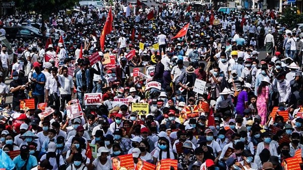 22일 미얀마 전국에서 수 백만 명의 시민 학생들이 군부 쿠데타에 저항하는 시위에 나섰다.  SNS