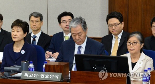 박근혜와 최순실이 법정에 동반 출석한 모습. 이들의 관계는 1970년대 후반부터 이어졌다. / ⓒ 연합뉴스