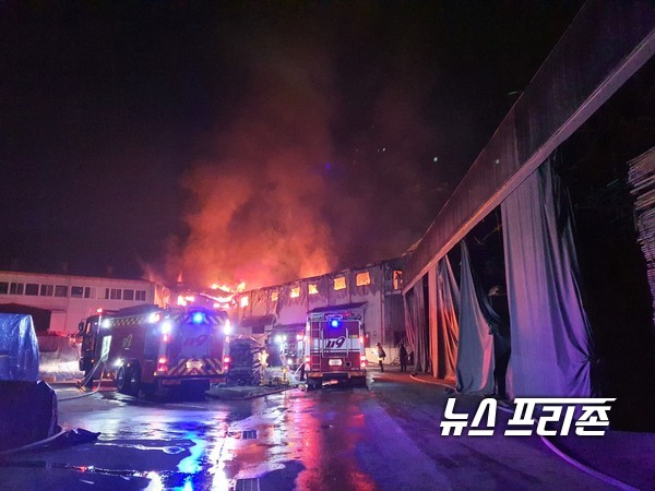 25일 오전1시21분께 김해의 한 목재도마 제조공장에서 불이 났다.경남소방본부