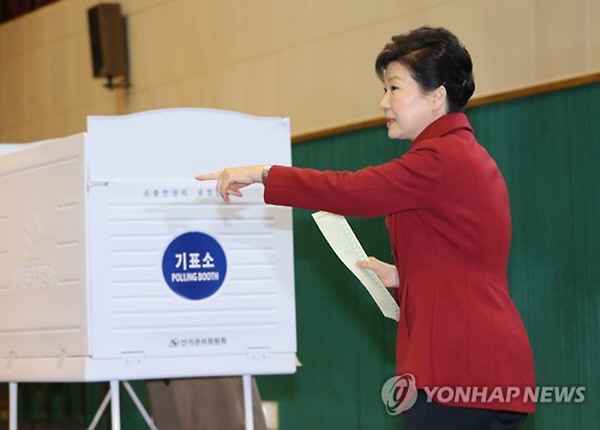 박근혜는 20대 총선 직전 빨간색 옷을 입고 선거 접전지를 방문해 구설을 키웠다. 그는 투표 당일에도 역시 빨간색 옷을 입고 태연하게 투표장에 등장, 구설을 더 키운 바 있다. /ⓒ 연합뉴스