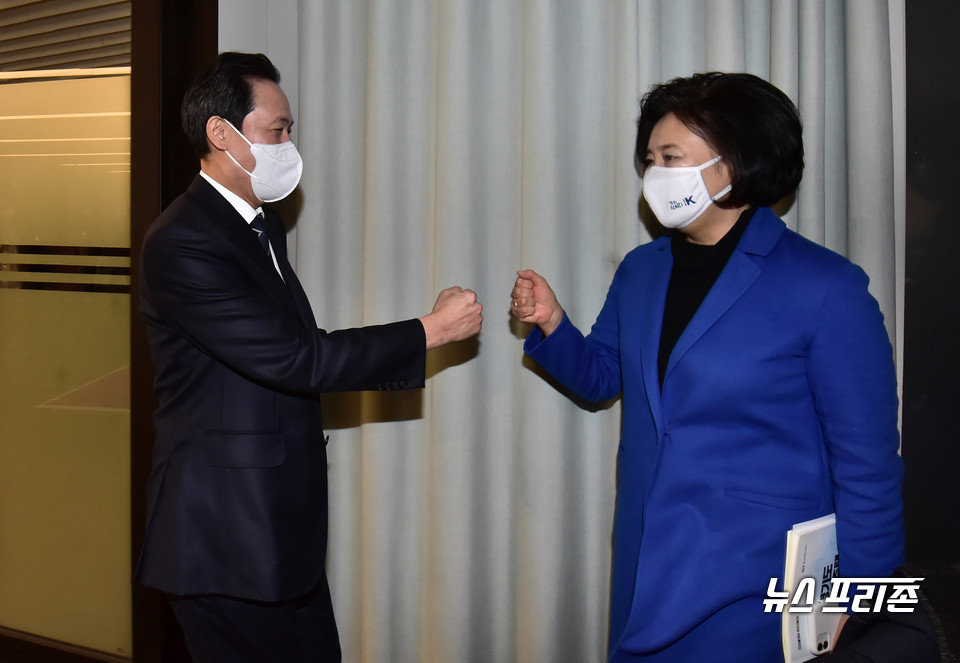 더불어민주당 서울시장 경선 후보인 우상호 의원(왼쪽)과 박영선 전 장관. Ⓒ연합뉴스