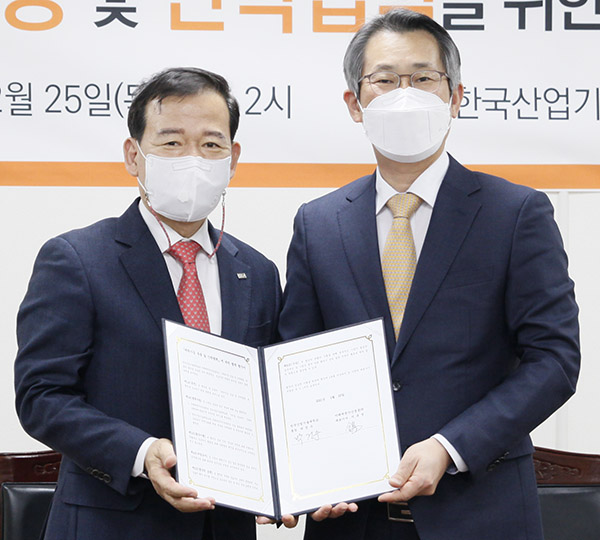 미래에셋자산운용 서유석 대표(왼쪽)와 한국산업기술대학교 박건수 총장이 기념촬영을 하고 있다. /ⓒ미래에셋자산운용