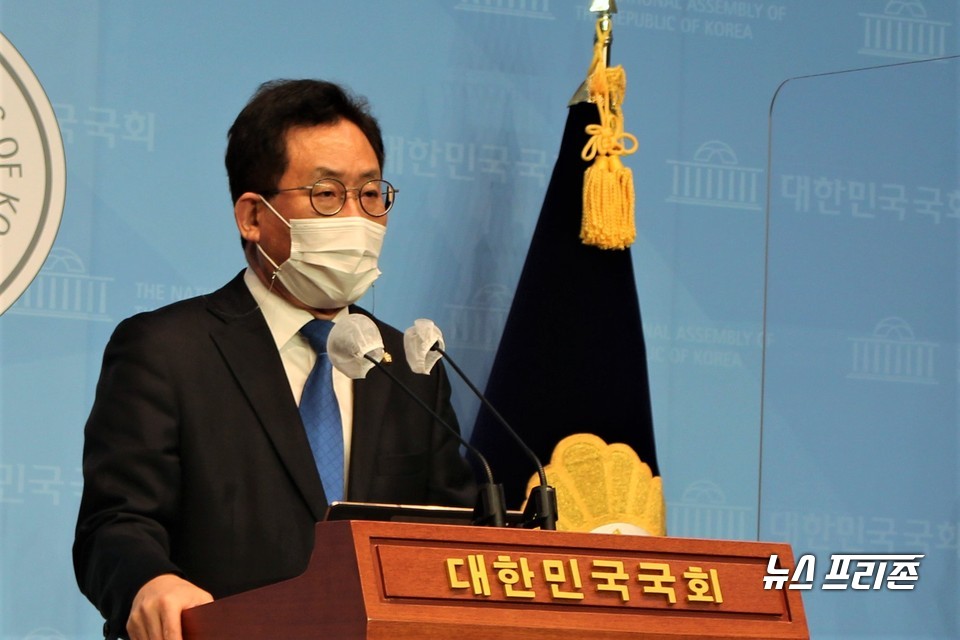 유기홍 더불어민주당 의원이 26일 서울 여의도 국회 소통관에서 백신 접종 및 학교 방역 관련 기자회견을 하고 있다. Ⓒ김정현 기자