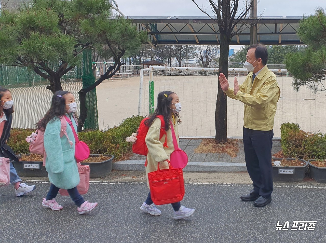 설동호 대전시교육감이 2일 오전 8시 30분쯤 대전목양초등학교 교문에서 새 학년 첫날 등교하는 학생들을 반갑게 맞이하고 있다./ⓒ이현식 기자