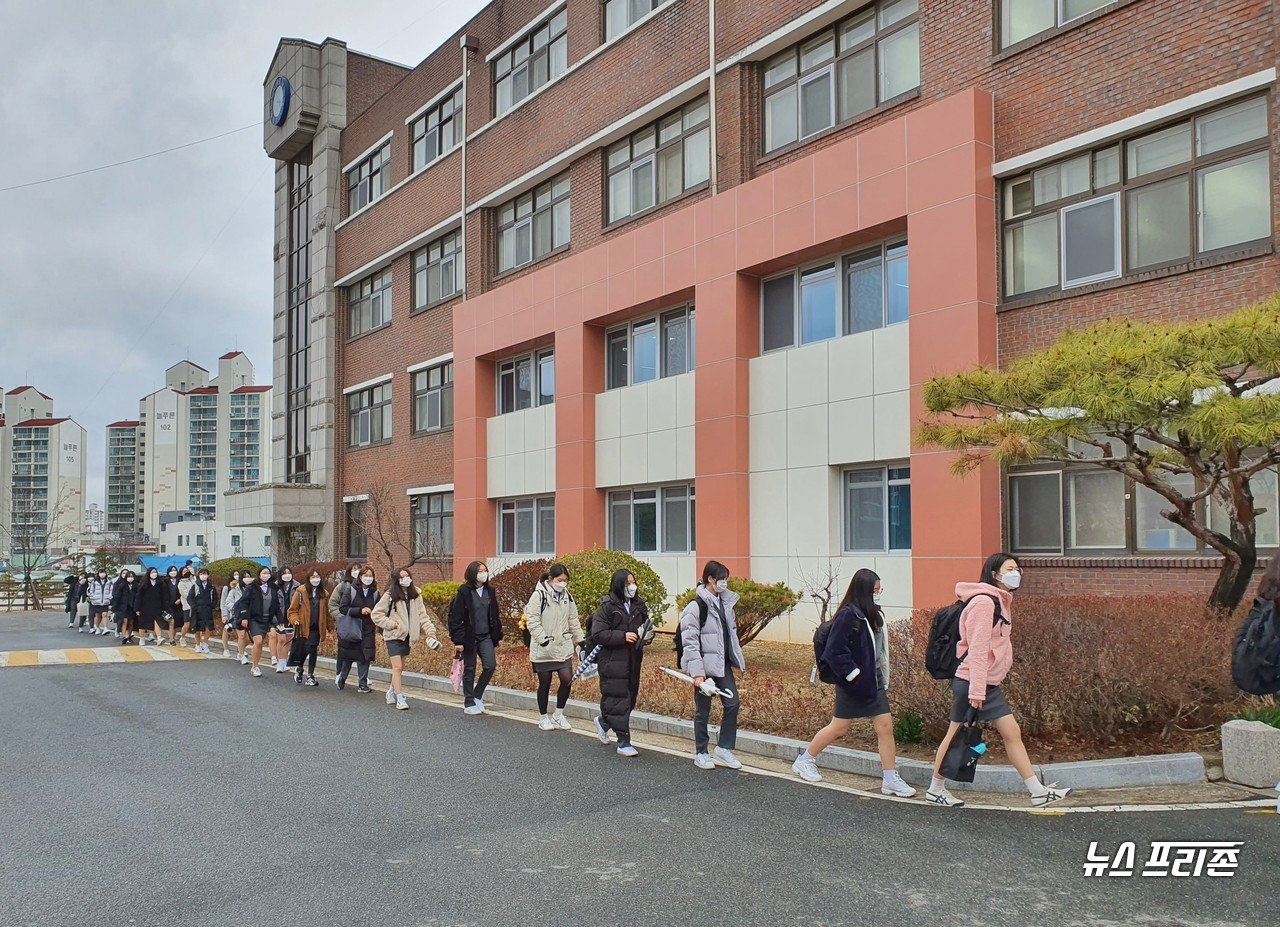 2일 오전 충남여자고등학교에서 학생들이 코로나19 방역수칙인 한줄로 '1미터 이상 거리두기'를 준수하며 학교 건물로 입실하고 있다./ⓒ이현식 기자