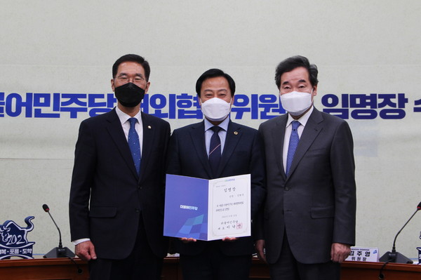 (사진 왼쪽부터)김주영 의원, 장현국 의장, 이낙연 당대표 ⓒ경기도의회