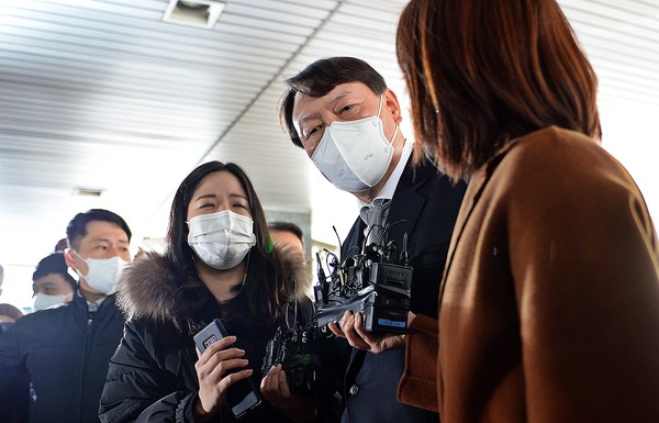 대구고검 앞에서 취재진의 질문에 답변하는 윤석열 총장