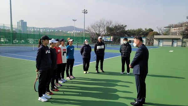 지난 3일 오후 이평형 사무처장이 염주테니스장에서 훈련 중인 한국도로공사 테니스팀을 격려하고 있다./ⓒ광주시체육회