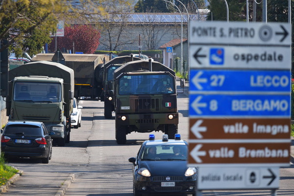 사진: 코로나19 사망자 운구에 동원된 이탈리아 군용 트럭