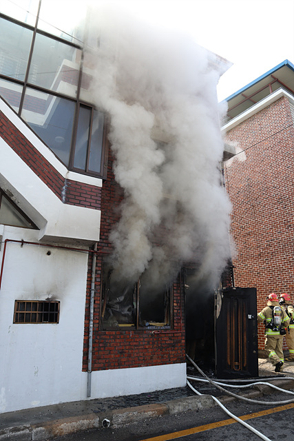 7일 오전 의정부시 가구밀집지역 한 주택 1층에서 화재가 발생하면서 검은 연기가 치솟고 있다.
