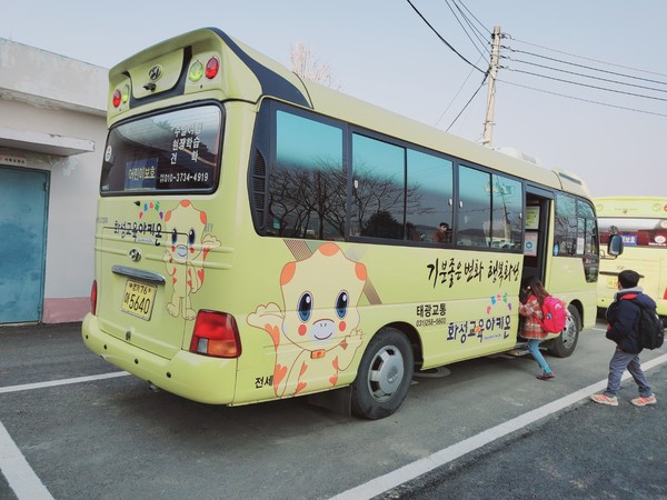 화성시가 초등학교 32개교에 총 41대의 통학버스를 운영한다./ⓒ화성시