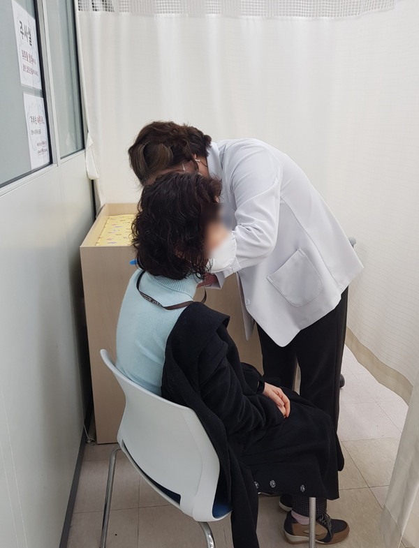 9일 기흥구보건소에서 요양병원 종사자가 백신을 맞고 있다.