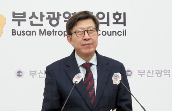 박형준 후보가 4일 부산시의회 브리핑룸에서 기자회견을 열어 발언하고 있다. 사진/연합뉴스