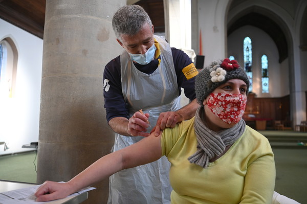 사진: 지난 2월 영국 런던의 한 접종소에서 한 여성이 아스트라제네카사의 코로나19 백신을 접종하고 있다.