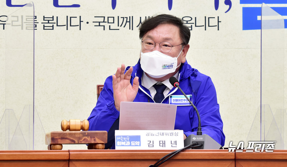 김태년 더불어민주당 대표 직무대행이 15일 열린 중앙당 선대위회의에서 발언하고 있다. Ⓒ연합뉴스