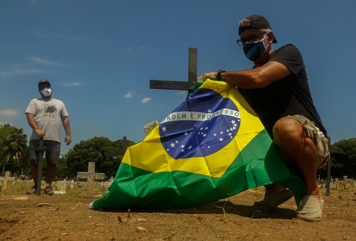 사진: 브라질 코로나19 주간 하루평균 사망자 미국 추월