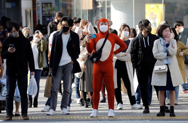 마스크 착용한 일본 도쿄 시민들