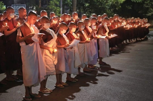 승려들이 군부 폭력에 희생된 이들을 위한 촛불집회를 하는 모습. 2021.3.20[이라와디 캡처. ]