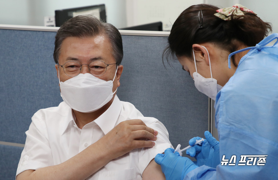문재인 대통령이 23일 오전 서울 종로구보건소에서 아스트라제네카(AZ)사의 신종 코로나바이러스 감염증(코로나19) 백신을 맞고 있다. Ⓒ연합뉴스
