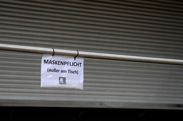 독일 뮌헨의 문닫은 맥주집 앞에 붙은 '마스크 착용' 공지