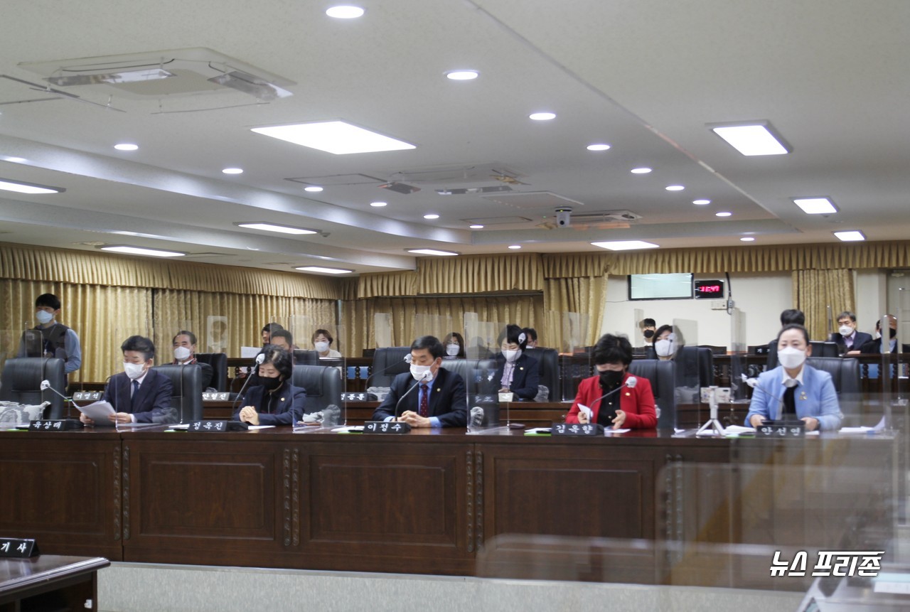 대전 중구의회(의장 김연수)는 24일 제2차 본회의를 끝으로 지난 3월 19일부터 6일간 진행된 제233회 임시회 일정을 마무리했다. 사진은 본회의에 참석한 중구의회 의원들 모습./ⓒ이현식 기자