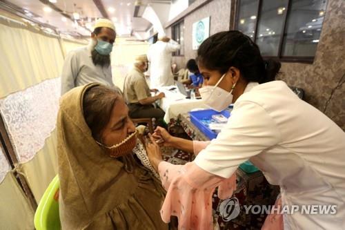 코로나 백신 접종받는 인도 여성