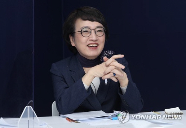 김진애 의원은 박영선 더불어민주당 후보를 향해 단일화 논의를 압박하고자 의원직에서 물러났다. 그는 누가 봐도 불리한 단일화 과정에서도 시종일관 유쾌한 모습을 보였다. /ⓒ 연합뉴스