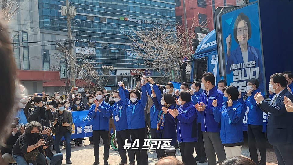 박영선 더불어민주당 서울시장 후보가 출정식에 앞서 승리를 염원하고 있다