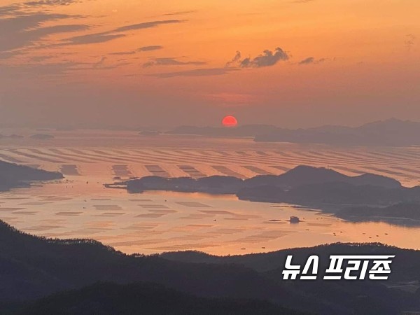 사진은 25일 전남 해남군 달마산 고솔암에서, 바라본 '황금낙조'의 모습. / 사진: 최홍관 작가